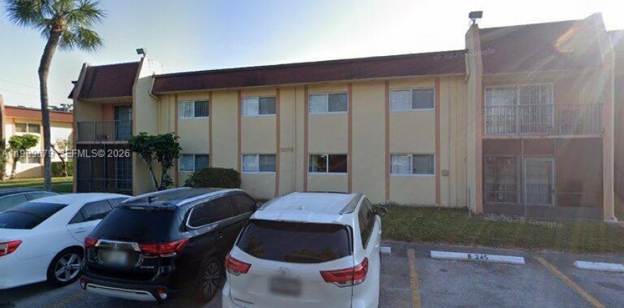 Condo in Lauderhill, Florida, 2 bedrooms № 2051735