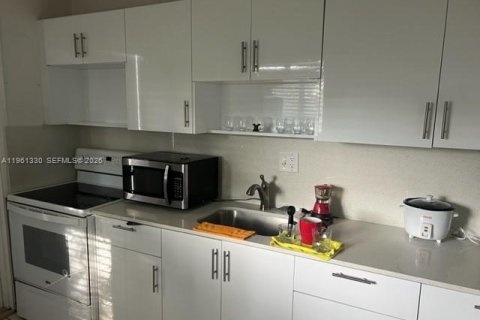 Снять в аренду виллу или дом в Майами, Флорида 2 спальни, 111.48м2, № 2023213 - фото 10