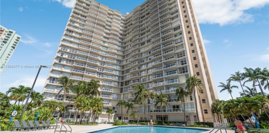 Condominio en Miami, Florida, 1 dormitorio  № 1952008