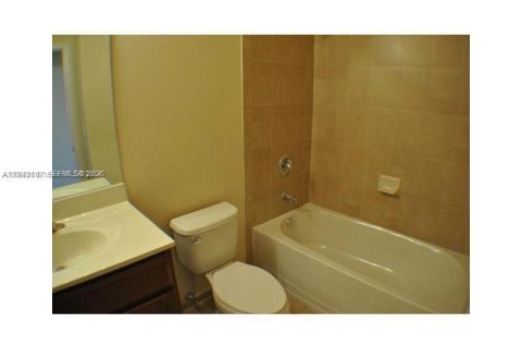 Снять в аренду таунхаус в Майами, Флорида 3 спальни, 161.65м2, № 2004881 - фото 10