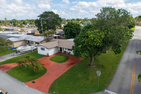 House in Pembroke Pines, Florida 3 bedrooms, 178 sq.m. № 1953156 - photo 1
