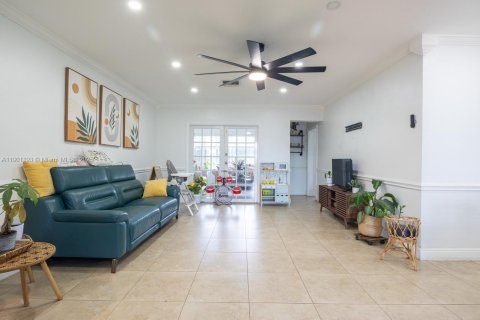 House in Pembroke Pines, Florida 3 bedrooms, 178 sq.m. № 1953156 - photo 15