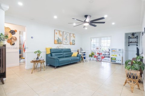 House in Pembroke Pines, Florida 3 bedrooms, 178 sq.m. № 1953156 - photo 22