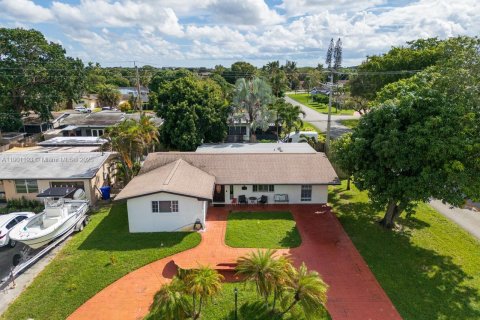 House in Pembroke Pines, Florida 3 bedrooms, 178 sq.m. № 1953156 - photo 8