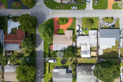 House in Pembroke Pines, Florida 3 bedrooms, 178 sq.m. № 1953156 - photo 3