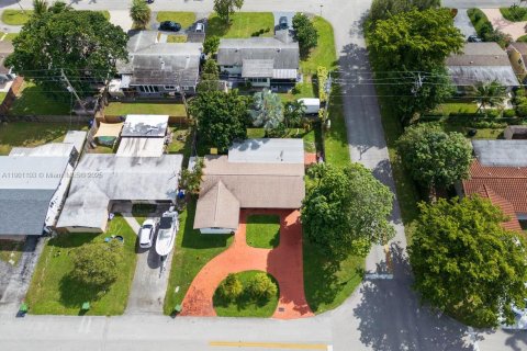 House in Pembroke Pines, Florida 3 bedrooms, 178 sq.m. № 1953156 - photo 2