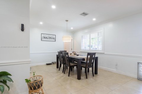 House in Pembroke Pines, Florida 3 bedrooms, 178 sq.m. № 1953156 - photo 18