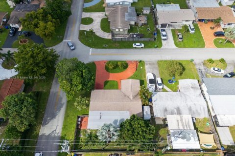 House in Pembroke Pines, Florida 3 bedrooms, 178 sq.m. № 1953156 - photo 9