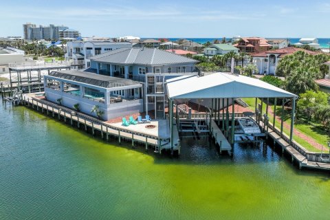 House in Destin, Florida 5 bedrooms, 506.69 sq.m. № 561265 - photo 1