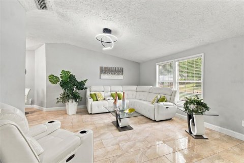House in Brandon, Florida 4 bedrooms, 228.08 sq.m. № 2398429 - photo 9