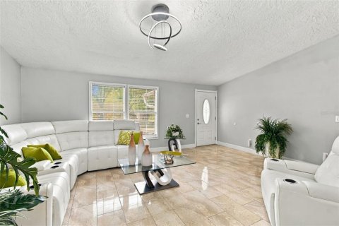 House in Brandon, Florida 4 bedrooms, 228.08 sq.m. № 2398429 - photo 10