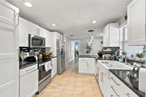 House in Brandon, Florida 4 bedrooms, 228.08 sq.m. № 2398429 - photo 14