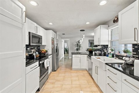 House in Brandon, Florida 4 bedrooms, 228.08 sq.m. № 2398429 - photo 15