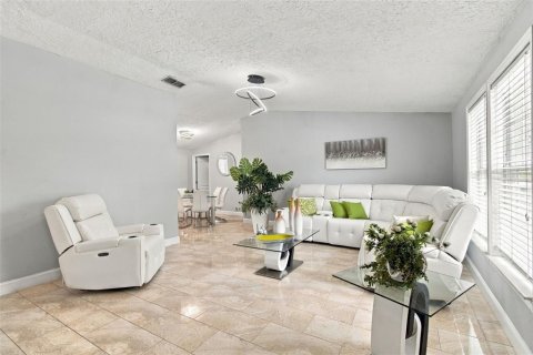 House in Brandon, Florida 4 bedrooms, 228.08 sq.m. № 2398429 - photo 7