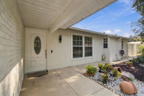 House in Brandon, Florida 4 bedrooms, 228.08 sq.m. № 2398429 - photo 5