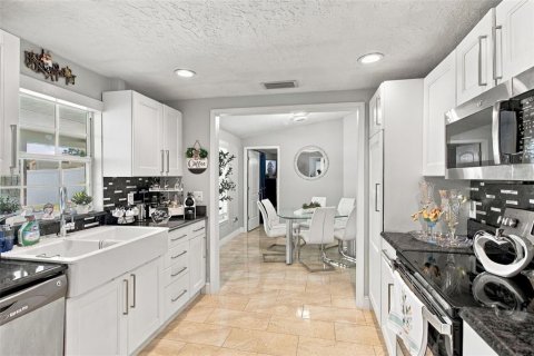 House in Brandon, Florida 4 bedrooms, 228.08 sq.m. № 2398429 - photo 18