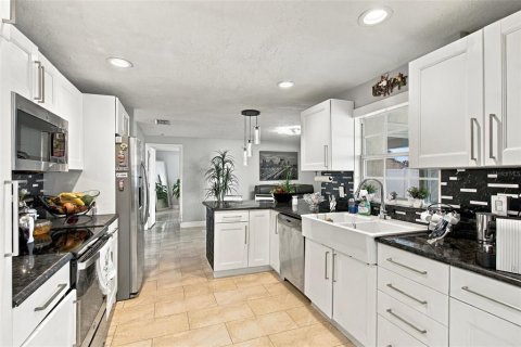 House in Brandon, Florida 4 bedrooms, 228.08 sq.m. № 2398429 - photo 16