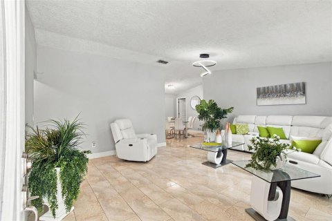 House in Brandon, Florida 4 bedrooms, 228.08 sq.m. № 2398429 - photo 6