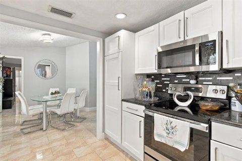 House in Brandon, Florida 4 bedrooms, 228.08 sq.m. № 2398429 - photo 19