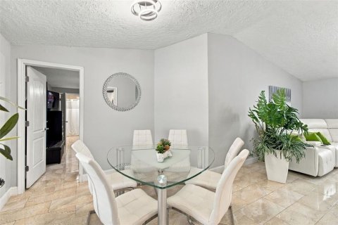 House in Brandon, Florida 4 bedrooms, 228.08 sq.m. № 2398429 - photo 12