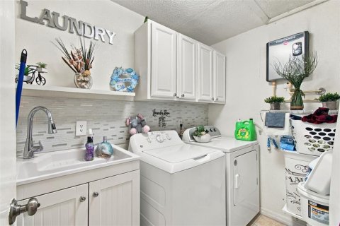 House in Brandon, Florida 4 bedrooms, 228.08 sq.m. № 2398429 - photo 24