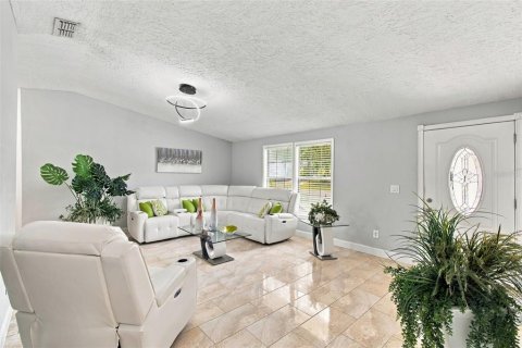 House in Brandon, Florida 4 bedrooms, 228.08 sq.m. № 2398429 - photo 8