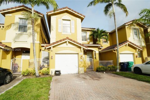 Adosado en alquiler en Miami, Florida, 3 dormitorios, 176.51 m2 № 1993749 - foto 1