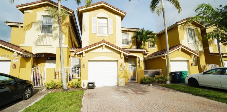 Adosado en Miami, Florida 3 dormitorios, 176.51 m2 № 1993749