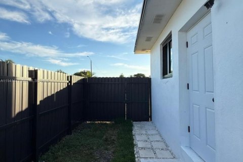 Commercial property in Miami Gardens, Florida 1 bedroom № 1998969