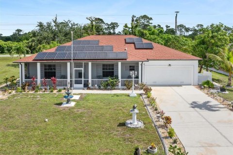 House in Punta Gorda, Florida 3 bedrooms, 187.66 sq.m. № 1786203 - photo 1