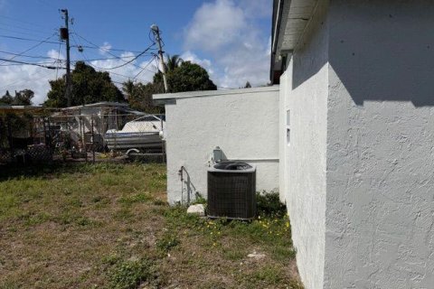 House in Lake Worth, Florida 3 bedrooms, 71.35 sq.m. № 2086756 - photo 9