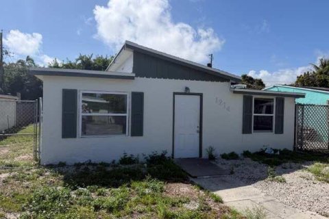 House in Lake Worth, Florida 3 bedrooms, 71.35 sq.m. № 2086756