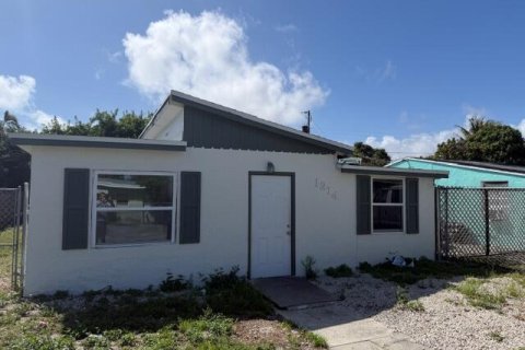 House in Lake Worth, Florida 3 bedrooms, 71.35 sq.m. № 2086756 - photo 2