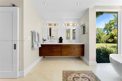 House in Pinecrest, Florida 5 bedrooms, 468.13 sq.m. № 1469509 - photo 11