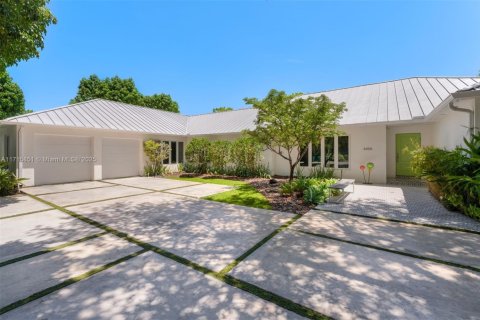 House in Pinecrest, Florida 5 bedrooms, 468.13 sq.m. № 1469509 - photo 1