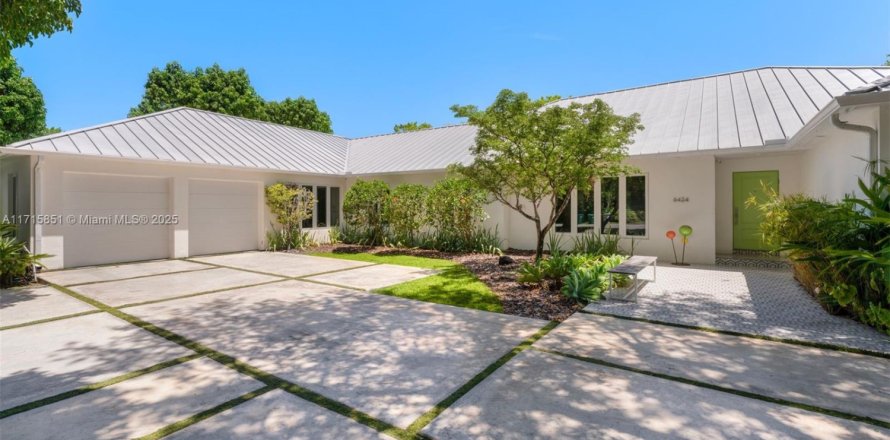 House in Pinecrest, Florida 5 bedrooms, 468.13 sq.m. № 1469509
