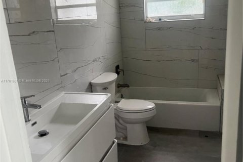 House in Miami Gardens, Florida 3 bedrooms, 152.27 sq.m. № 1938251 - photo 10