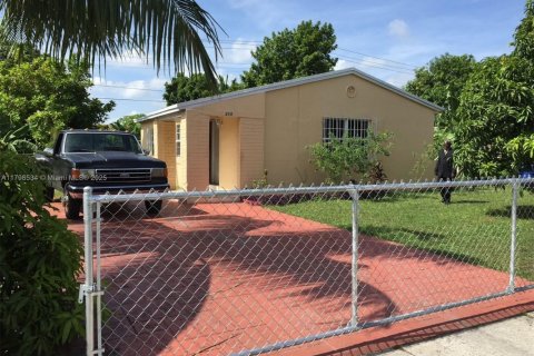 Снять в аренду виллу или дом в Майами-Гарденс, Флорида 3 спальни, 89.19м2, № 1768965 - фото 1
