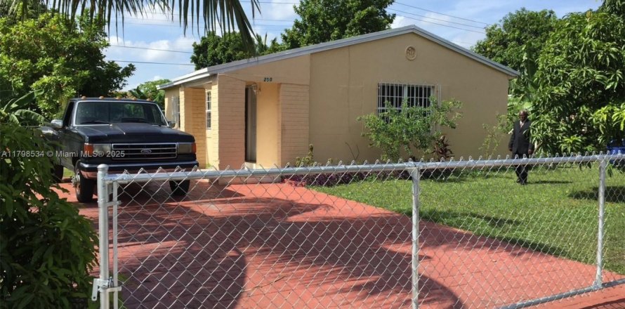 House in Miami Gardens, Florida 3 bedrooms, 89.19 sq.m. № 1768965