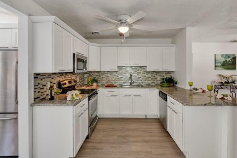House in Saint Petersburg, Florida 3 bedrooms, 110 sq.m. № 1915744 - photo 9