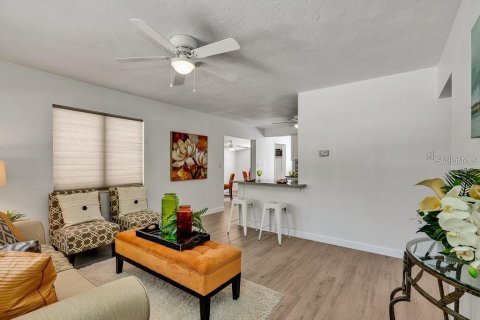 House in Saint Petersburg, Florida 3 bedrooms, 110 sq.m. № 1915744 - photo 4