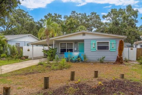 House in Saint Petersburg, Florida 3 bedrooms, 110 sq.m. № 1915744 - photo 1