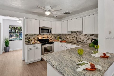 House in Saint Petersburg, Florida 3 bedrooms, 110 sq.m. № 1915744 - photo 6