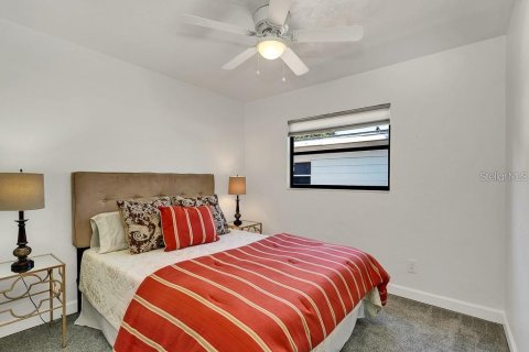 House in Saint Petersburg, Florida 3 bedrooms, 110 sq.m. № 1915744 - photo 19