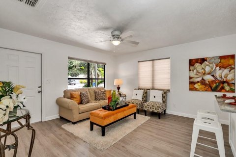 House in Saint Petersburg, Florida 3 bedrooms, 110 sq.m. № 1915744 - photo 3