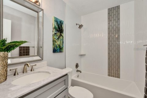 House in Saint Petersburg, Florida 3 bedrooms, 110 sq.m. № 1915744 - photo 21