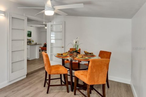 House in Saint Petersburg, Florida 3 bedrooms, 110 sq.m. № 1915744 - photo 11