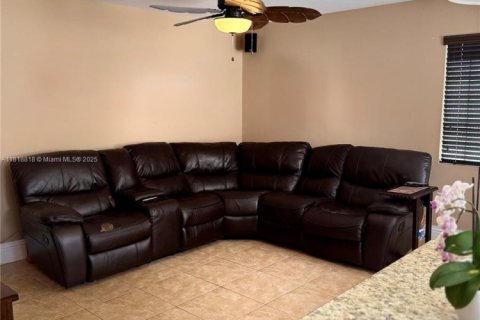 House in Miami, Florida 3 bedrooms, 155.05 sq.m. № 1776423 - photo 9