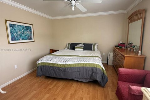House in Miami, Florida 3 bedrooms, 155.05 sq.m. № 1776423 - photo 14