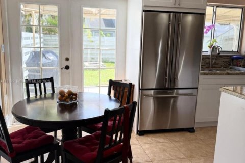 House in Miami, Florida 3 bedrooms, 155.05 sq.m. № 1776423 - photo 11